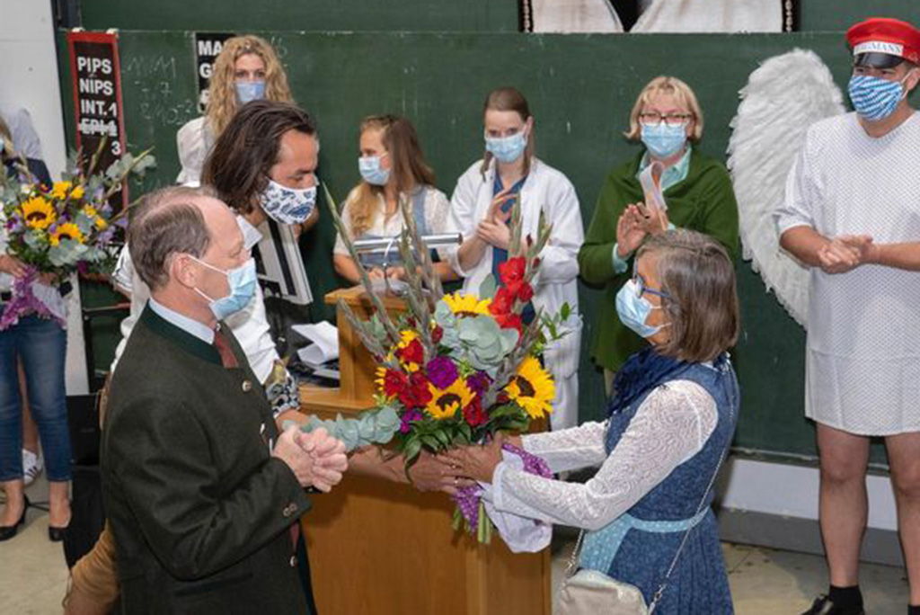Blumenstraußübergabe an Prof. Schweinitz