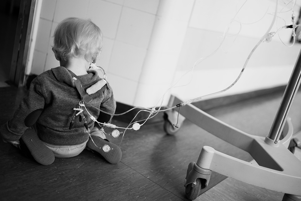 Kind angeschlossen an Überwachungsgeräten