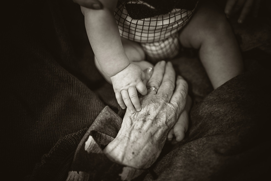 Kinderhand und ältere Hand